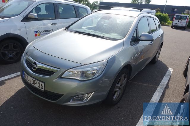 Kurze Laufzeit: Opel Astra Sports Tourer 1.7 CDTi, EZ 2012, 168.000 km und Opel Combo-D 1.6 CDTi, EZ 2014, 134.000 km, Standort 15366 Neuenhagen b. Berlin