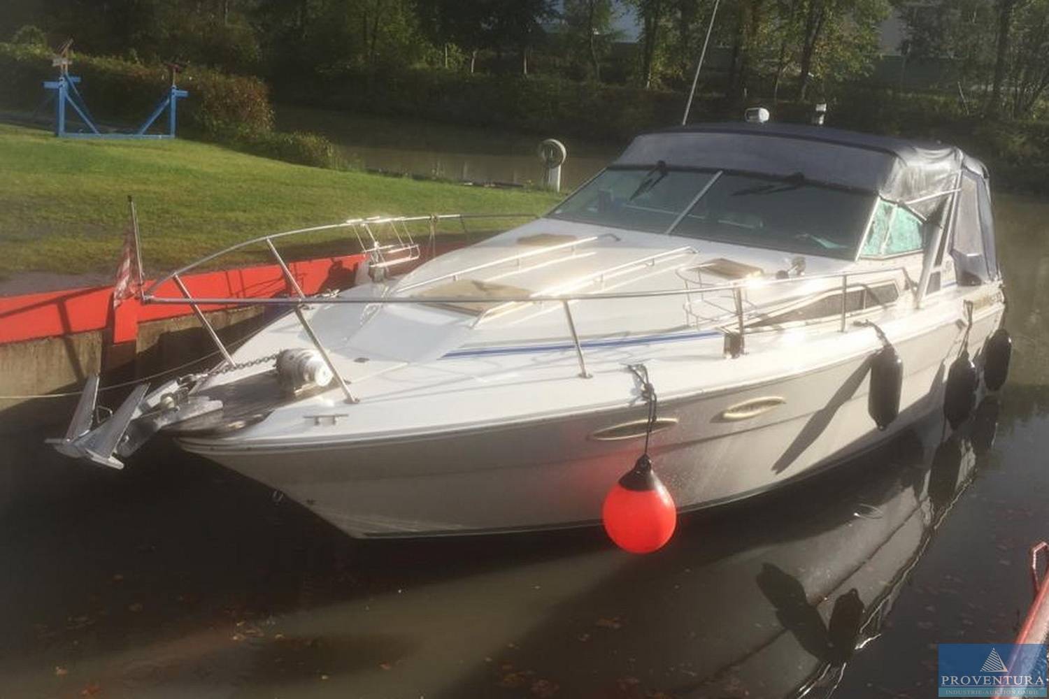 Versteigerung: Motorboot SEA RAY 300 Sundancer, Bj. 1989, 2x Volvo-Penta Diesel 6 Zylinder Reihen-Motor je ca. 200 PS