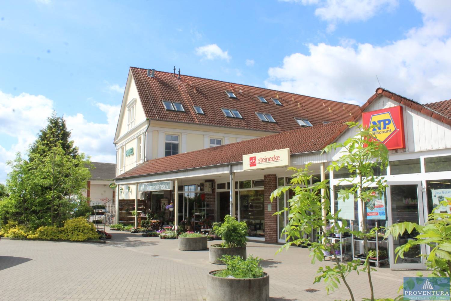 Immobilien-Versteigerung: Renditeobjekt - vollvermietetes Einkaufszentrum mit Supermarkt, Bäckereifiliale, Blumengeschäft, Hotel und Imbiss, Grundstücksgröße ca. 5.600 m²