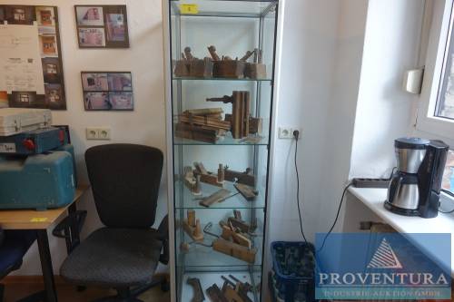 Vitrine  Alu/Glas ca. 55x55x180 cm 4 Glaseinlagen